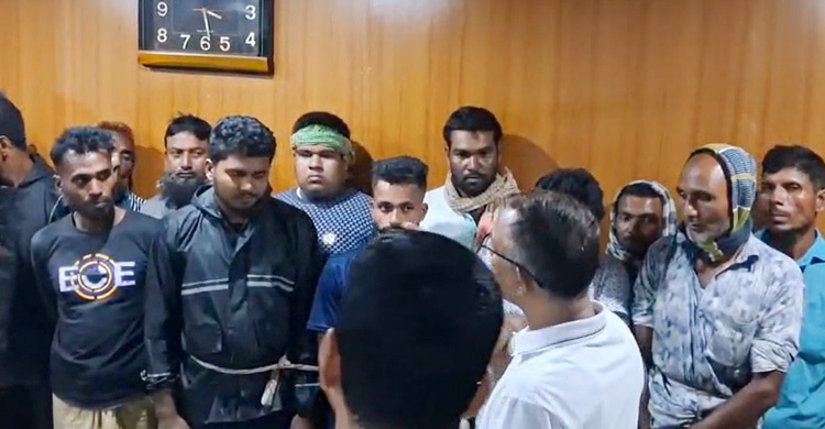 চাঁদপুরে নিষেধাজ্ঞা না মেনে ইলিশ ধরায় ২৪ জেলে আটক