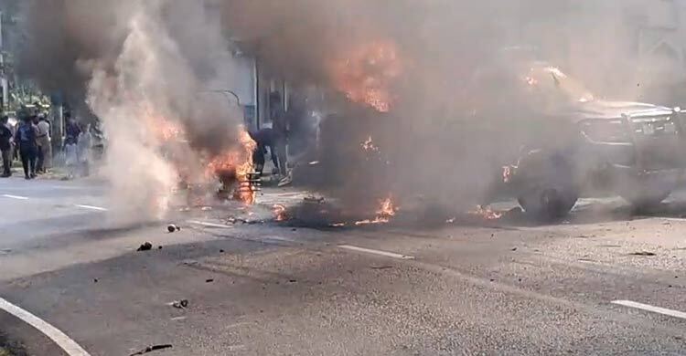 অটোরিকশার সিলিন্ডার বিস্ফোরণে পাশে থাকা পুলিশের গাড়িতে আগুন