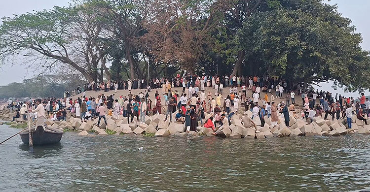 চাঁদপুরে পর্যটকে মুখর তিন নদীর মোহনা