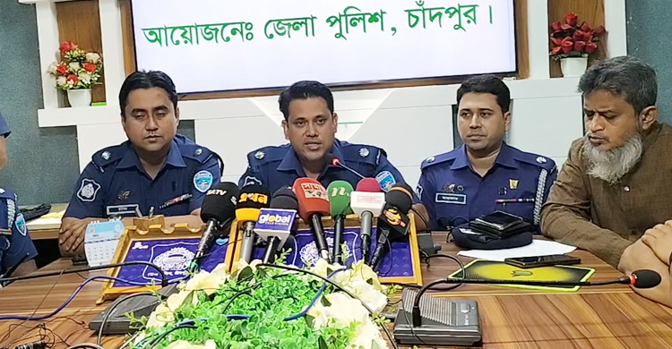 চাঁদপুরে পৌনে ৪ কেজি সোনার বারসহ আটক ২