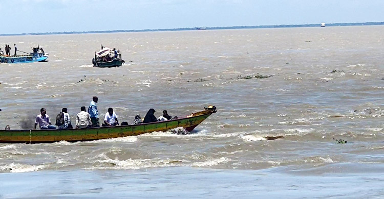 উত্তাল মেঘনা, ট্রলারগুলোতে নেই নিরাপত্তা ব্যবস্থা