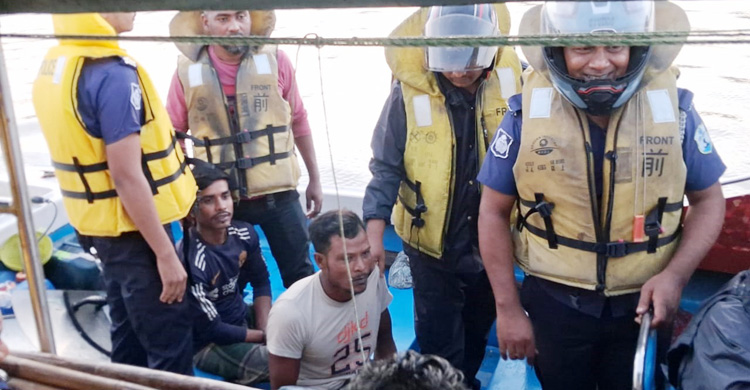 চাঁদপুরে নিষেধাজ্ঞা না মেনে ইলিশ ধরায় ২৪ জেলে আটক