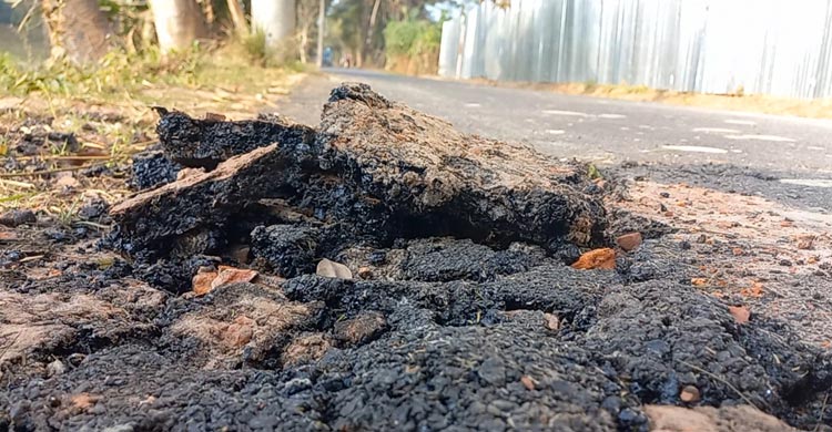 দুই কোটি টাকার সড়কে কাজ শেষ না হতেই উঠছে কার্পেটিং