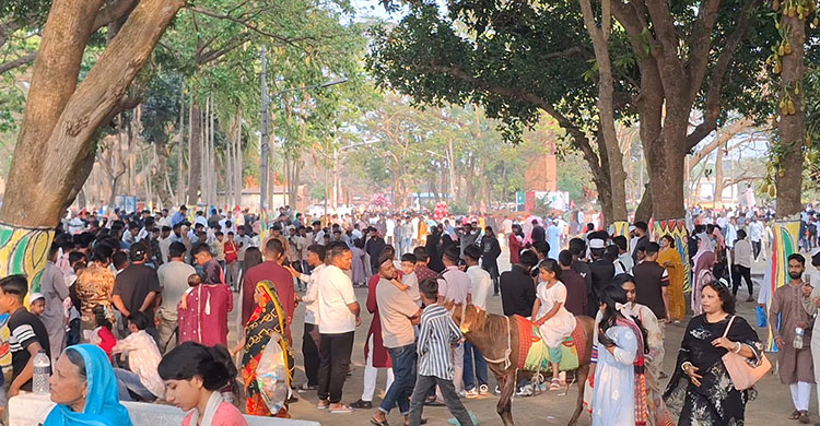 চাঁদপুরে পর্যটকে মুখর তিন নদীর মোহনা