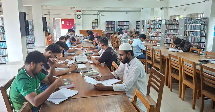 চাঁদপুর গণগ্রন্থাগারে বাড়ছে পাঠক