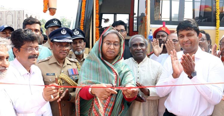 নতুন বাস পেলেন চাঁদপুর সরকারি কলেজের শিক্ষার্থীরা