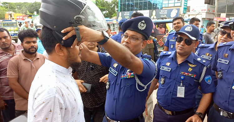 চাঁদপুরে ‘নো হেলমেট নো ফুয়েল’ কার্যক্রম শুরু