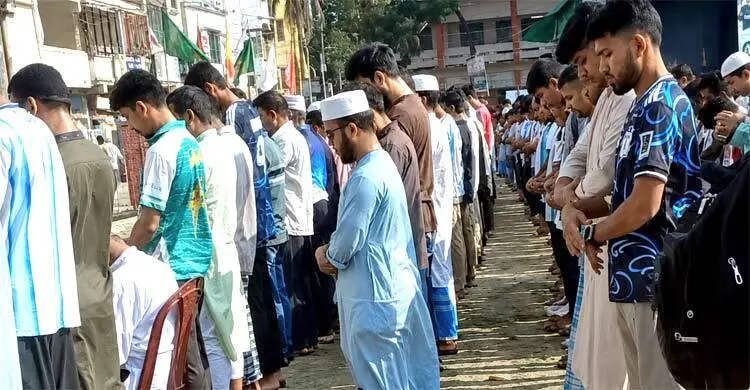 খেলা দেখা থামিয়ে জানাজায় শামিল হলেন ফুটবলপ্রেমীরা