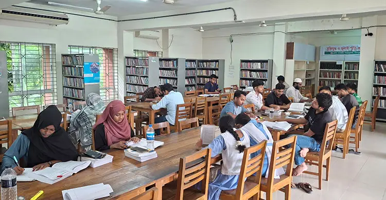 চাঁদপুর গণগ্রন্থাগারে বাড়ছে পাঠক