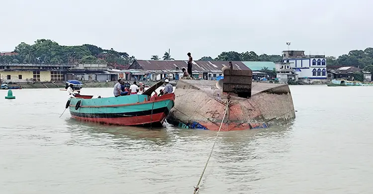 চাঁদপুরে ঘূর্ণিস্রোতে কার্গোডুবি, ৫ হাজার বস্তা ধান-চাল পানিতে