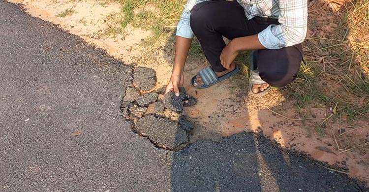 দুই কোটি টাকার সড়কে কাজ শেষ না হতেই উঠছে কার্পেটিং