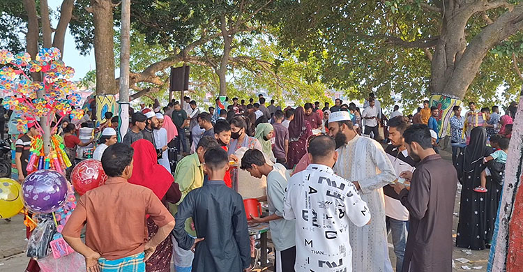 চাঁদপুরে পর্যটকে মুখর তিন নদীর মোহনা