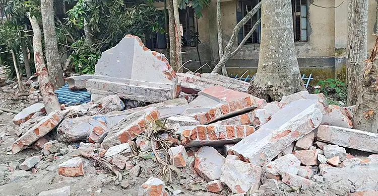 সীমানা প্রাচীর ভাঙায় অরক্ষিত শিক্ষাপ্রতিষ্ঠান, প্রতিবাদে মানববন্ধন
