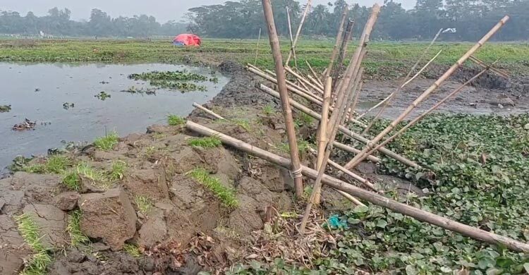 ডাকাতিয়ায় বাঁধ দিয়ে মাছ শিকার, পানি সংকটে হাজারো কৃষক