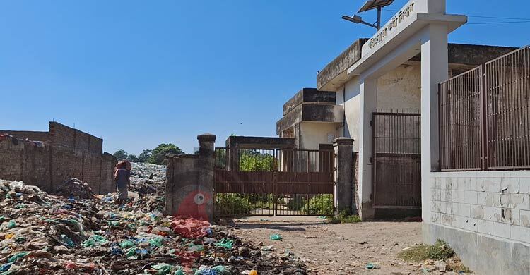 ভাগাড়ের পাশে জরাজীর্ণ ভবনে চলে ময়নাতদন্ত