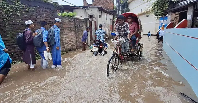 তিন ঘণ্টার বর্ষণে শহরজুড়ে জলাবদ্ধতা