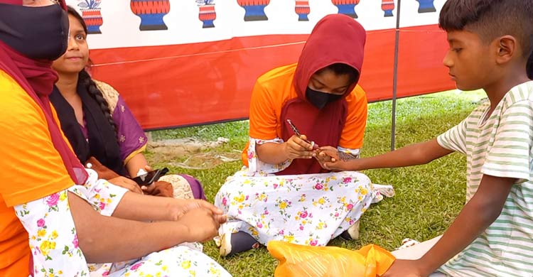 পাঁচ টাকায় ঈদের পোশাক দুই শতাধিক সুবিধাবঞ্চিত শিশু