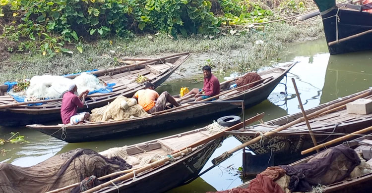 নৌকা-জাল মেরামতে ব্যস্ত, নদীতে নামার অপেক্ষায় জেলেরা
