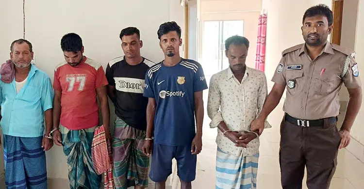 গ্রেফতারকৃত পাঁচ জেলে