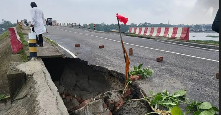 মতলব সেতুর সংযোগ সড়কে আবার ধস