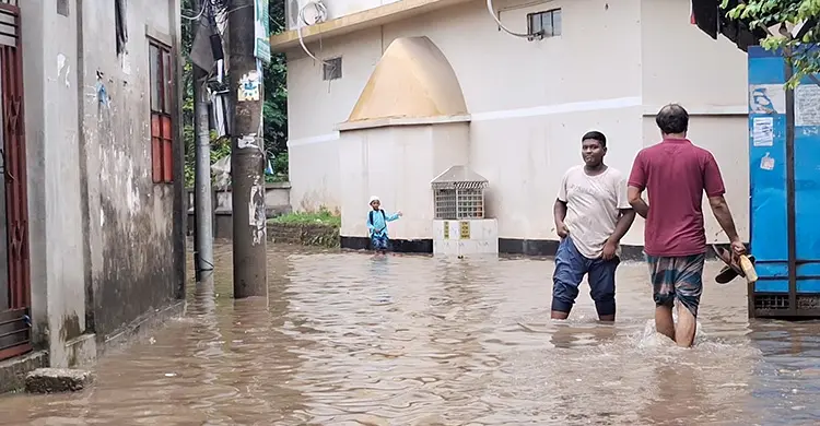 তিন ঘণ্টার বর্ষণে শহরজুড়ে জলাবদ্ধতা