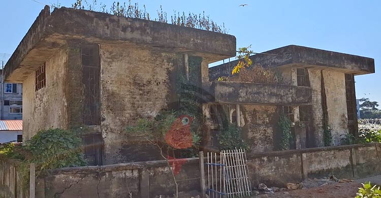 ভাগাড়ের পাশে জরাজীর্ণ ভবনে চলে ময়নাতদন্ত