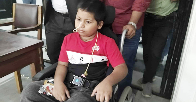 হুইলচেয়ারে ট্রাইব্যুনালে গুলিবিদ্ধ শিশু, জবানবন্দি দিচ্ছেন বাবা