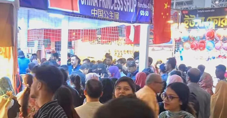 বাণিজ্যমেলায় চায়না প্রিন্সেস শপে ক্রেতাদের ভিড়