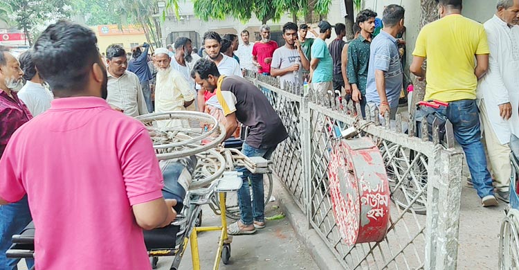 ঢাকা মেডিকেল কলেজ (ঢামেক) হাসপাতাল থেকে অবৈধ ২১টি হুইল চেয়ার জব্দ করেছে হাসপাতাল কর্তৃপক্ষ