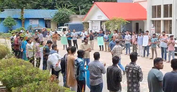 চবিতে ছাত্রদল-শিবিরের পাল্টাপাল্টি অবস্থান কর্মসূচি