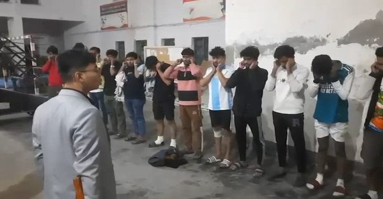 ঢাবির সেন্ট্রাল ফিল্ডে খেলতে আসা বহিরাগতদের আবারো শাস্তি দিচ্ছেন সর্বমিত্র চাকমা