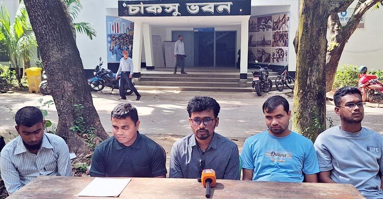 ব্রেইল পদ্ধতিতে দৃষ্টিপ্রতিবন্ধী শিক্ষার্থীর ইশতেহার পাঠ