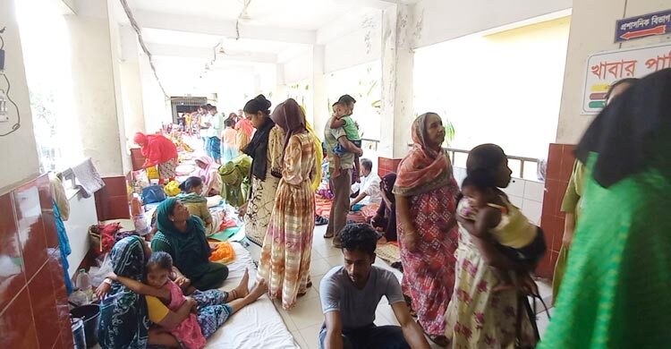 চাঁদপুরে রোগীর ভিড়ে পা ফেলার জায়গা নেই হাসপাতালে