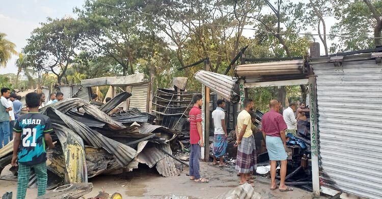 এক নিমেষে স্বপ্ন পুড়ে ছাই ১২ ব্যবসায়ীর