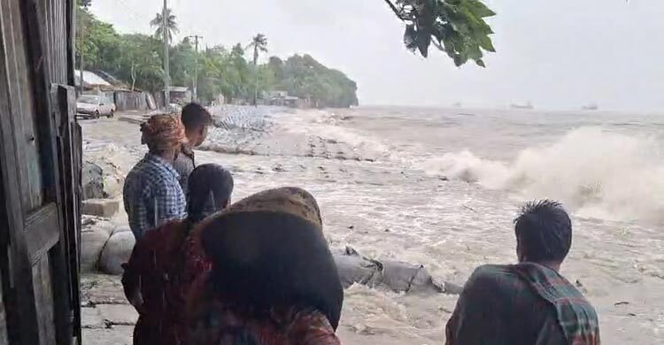 চাঁদপুর শহররক্ষা বাঁধের ১৬৫ মিটার ধস