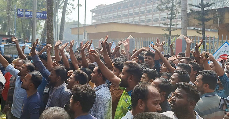 বরাদ্দ বৃদ্ধির দাবিতে নির্বাচনি সরঞ্জাম বহনকারী চালকদের বিক্ষোভ