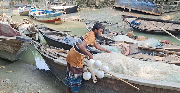 দুই মাস পর মধ্যরাতে নদীতে নামতে প্রস্তুত জেলেরা