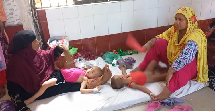 চাঁদপুরে রোগীর ভিড়ে পা ফেলার জায়গা নেই হাসপাতালে