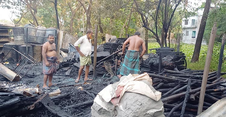 চাঁদপুর, অগ্নিকাণ্ডএক নিমেষে স্বপ্ন পুড়ে ছাই ১২ ব্যবসায়ীর