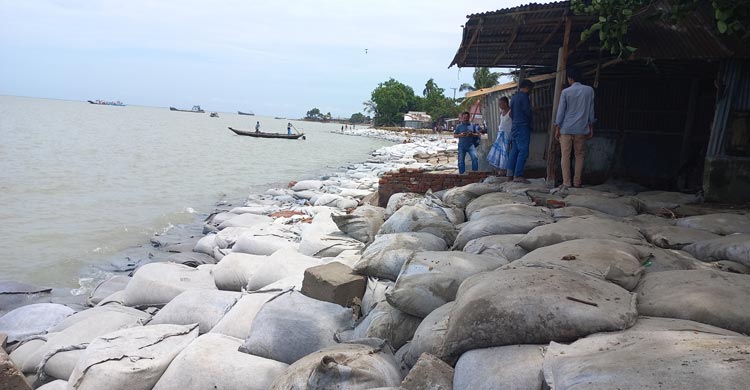 চাঁদপুর শহররক্ষা বাঁধের ১৬৫ মিটার ধস