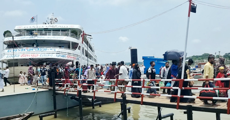 চাঁদপুর লঞ্চঘাটে ঘরমুখো মানুষের ভিড়