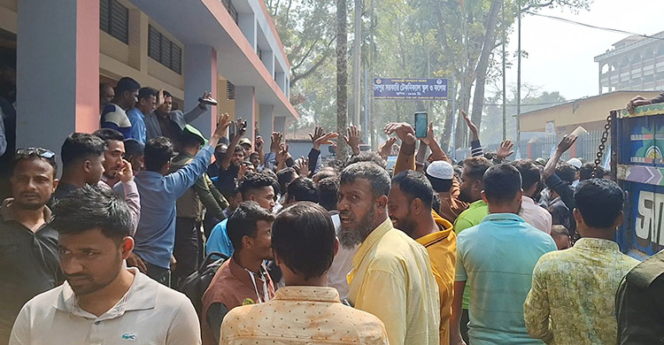 বরাদ্দ বৃদ্ধির দাবিতে নির্বাচনি সরঞ্জাম বহনকারী চালকদের বিক্ষোভ