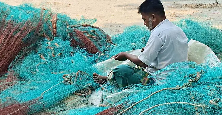 দুই মাস পর মধ্যরাতে নদীতে নামতে প্রস্তুত জেলেরা