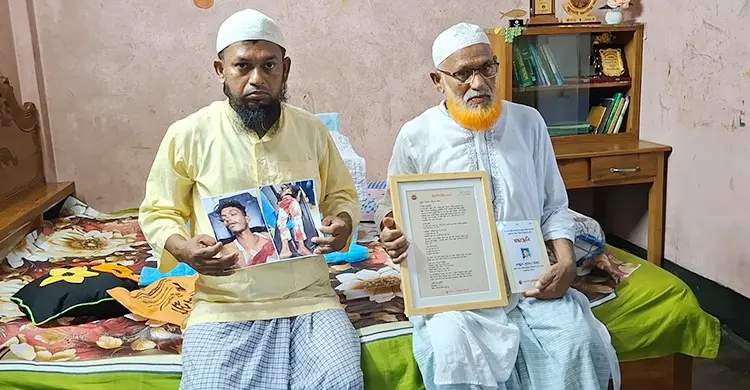 ছবি আঁকড়ে আজও কাঁদেন শহীদদের স্বজনরা
