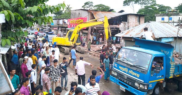 চাঁদপুরে খালের উপর অবৈধ স্থাপনা উচ্ছেদ