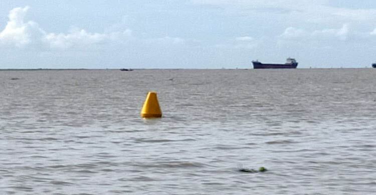 মেঘনায় ১৮ হাজার বস্তা সিমেন্টসহ ডুবে গেছে লাইটার জাহাজ