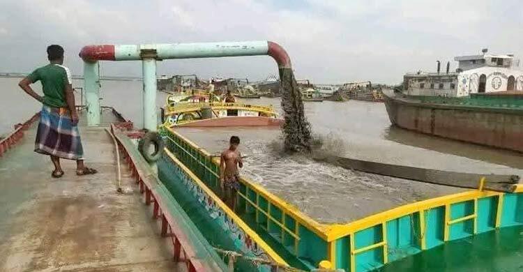 মেঘনা নদীতে ফের বালু উত্তোলন, হুমকিতে বেড়িবাঁধ