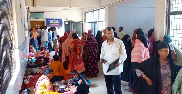 চাঁদপুরে রোগীর ভিড়ে পা ফেলার জায়গা নেই হাসপাতালে