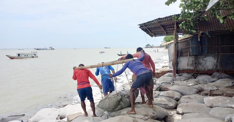 চাঁদপুর শহররক্ষা বাঁধের ১৬৫ মিটার ধস