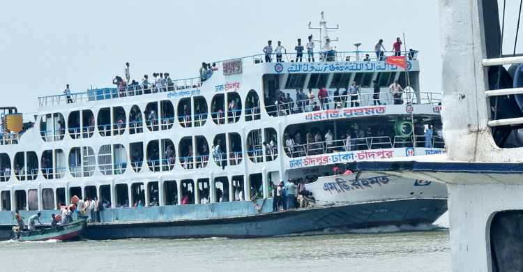 চাঁদপুর লঞ্চঘাটে ঘরমুখো মানুষের ভিড়